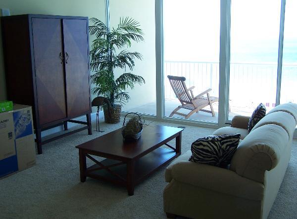 Spacious Living area with great view's!